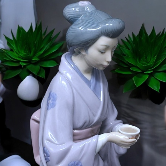 Retired Lladró August Moon or Geisha Japanese Girl Serving Tea #5122 - Picture 13 of 16
